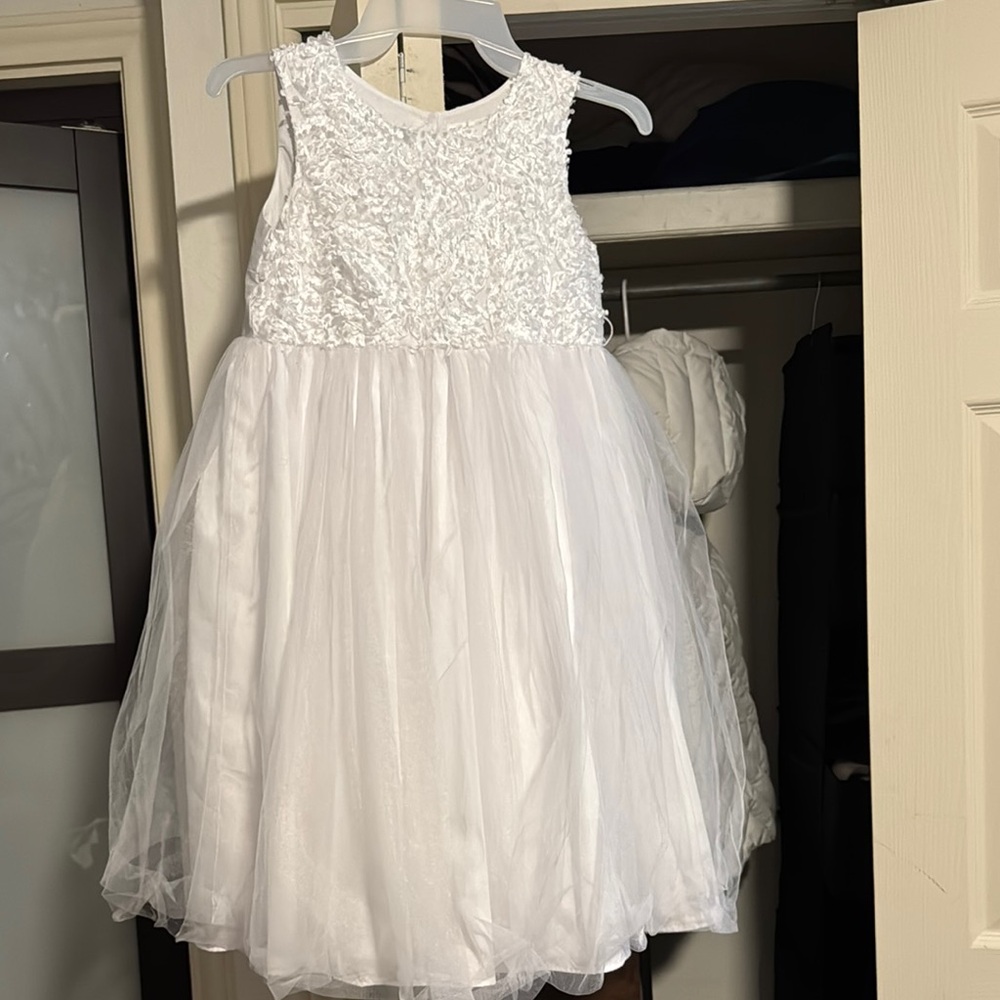 Elegant White Sleeveless Dress